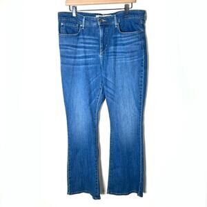 Levi's signature totally shaping boot cut medium wash jeans size 34 B116